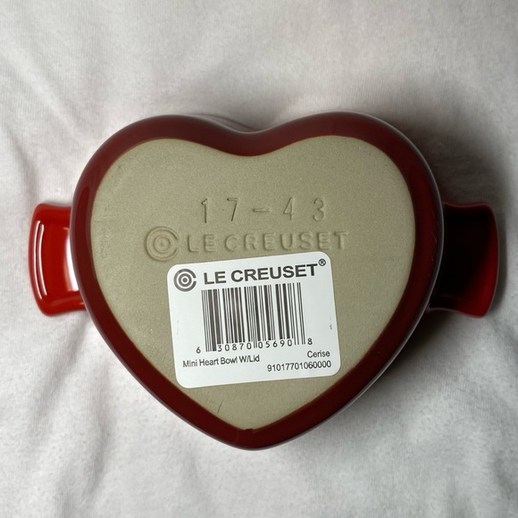 New W Tags Le Crueset Heart Shaped Dish with Lid - Picture 4 of 4